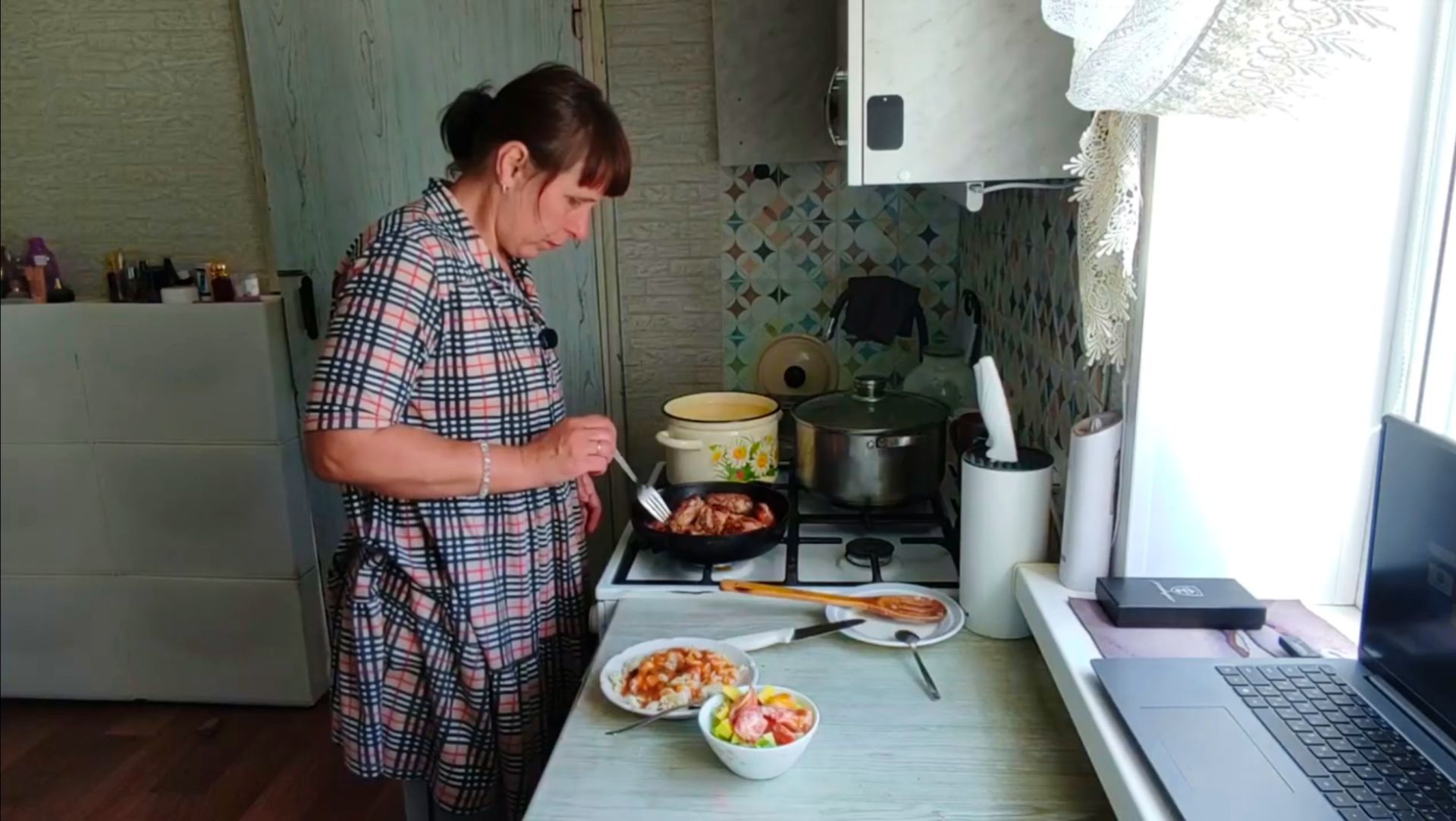 МУЖ РУГАЕТСЯ. ПРОПОЛОЛИ ОГОРОД, СВАРИЛИ ВКУСНЫЙ УЖИН