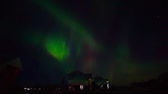 Видео северного сияния снятое в реальном времени из Аврора Village 4 апреля 26-го года Мурманск дере