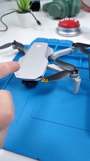 Этот дрон DJI врезался в дерево…