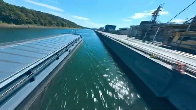 Полет дрона над реками.