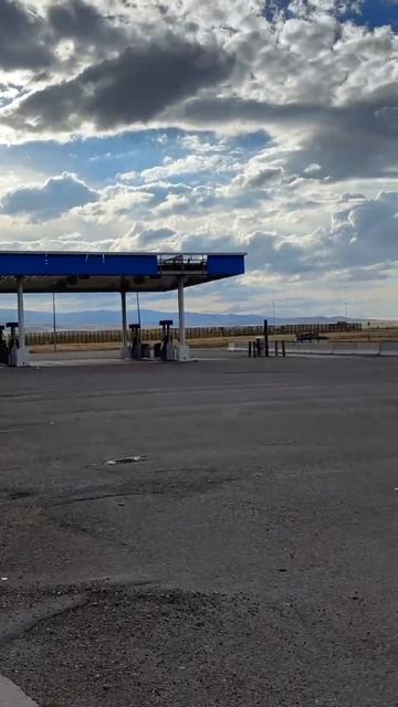 Вот какие заправки в России , упс в США #заправки #дальнобой #дальнобойщики #жизньвамерике