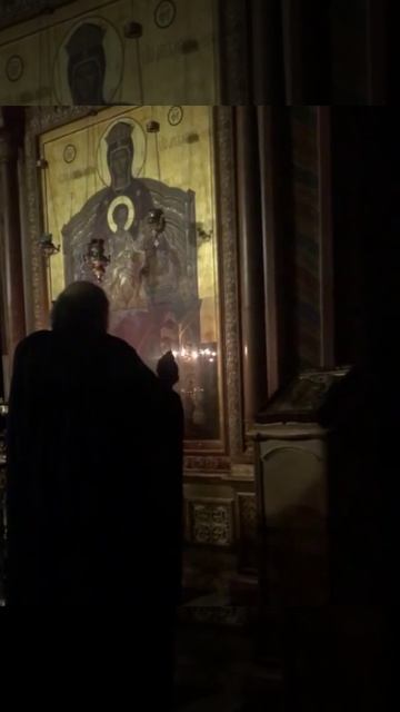 Отец Илиодор молится в храме перед иконой