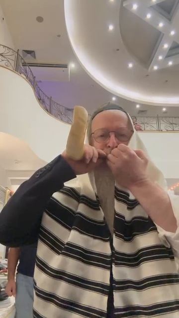 Р. Михаэль Мишуловин трубит в Шойфар после молитвы Шахарис