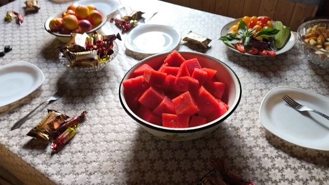 Дачная жизнь. Праздничный обед.