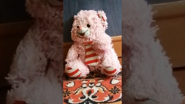 Плюшевый розовый медведь