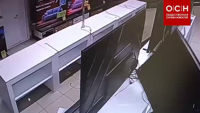 В Краснодаре задержан мужчина, уничтоживший 15 телевизоров в магазине техники.
