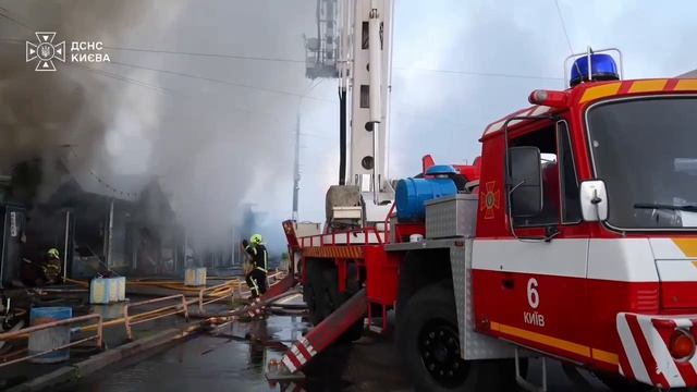 Прилет по рынку в Почайной в Киеве, который полностью сгорел.