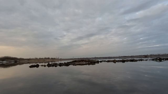 бухта из камней на реке