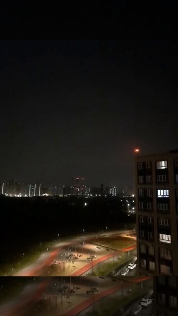 Прямо сейчас в небе над Москвой сверкают сильные молнии.