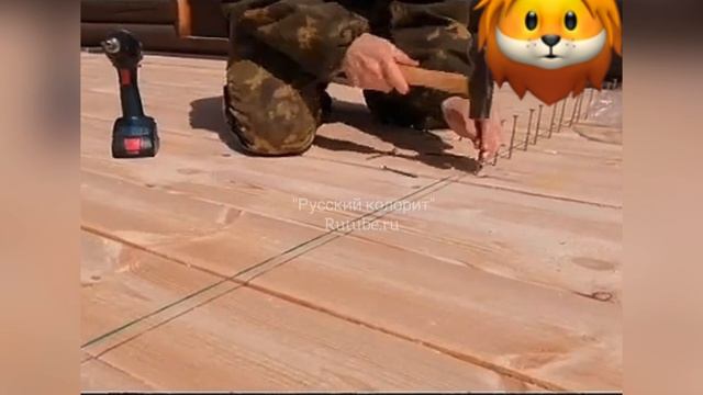 Веранда на сваях у старого дома избы