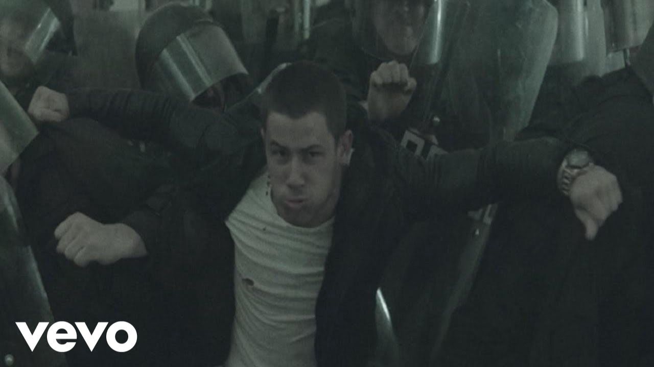 Nick Jonas – Chains