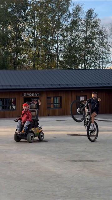 На колесах  On wheels  
велосипед ВикторСчастливый инвалид благодарность мечта счастье
