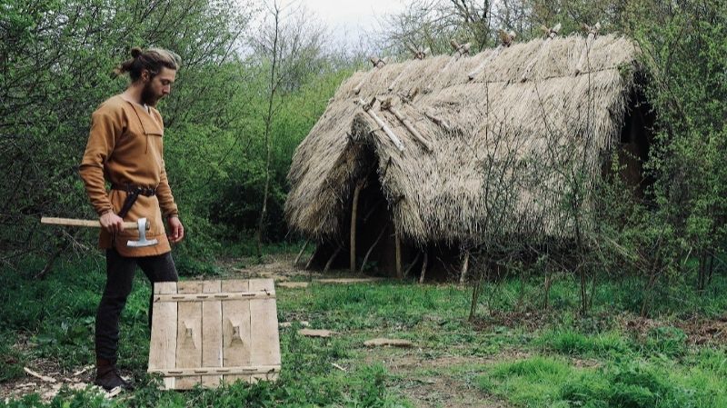Я построил средневековый дом с печью, используя примитивные методы. От начала до конца. Бушкрафт