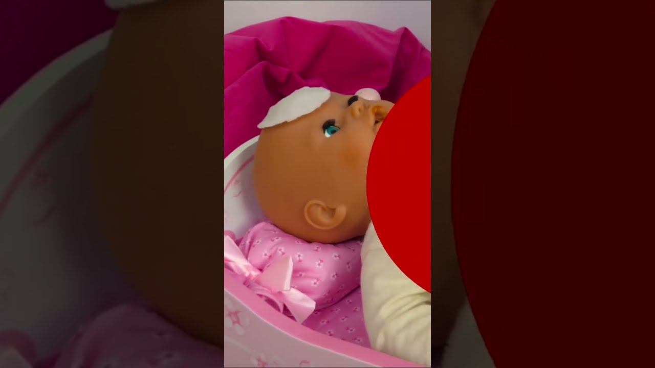 Укладываем Беби Аннабель в кроватку отдыхать, а сами тем временем варим ей игрушечный ягодный компот