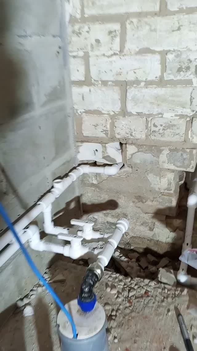 Делаю сейчас разводку воды по сан узлу и по кухне .