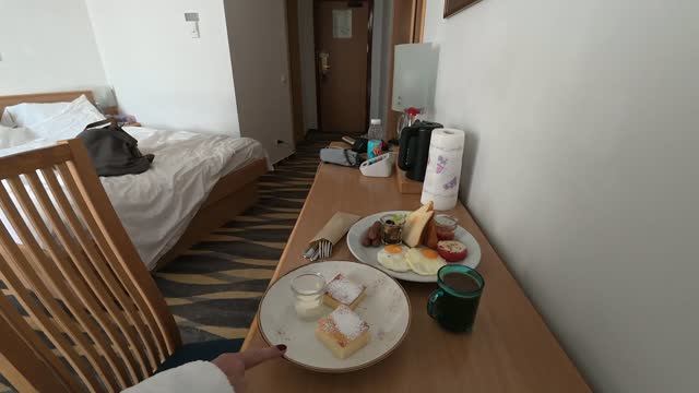 Приехали в отель // немного Разговора за завтраком.