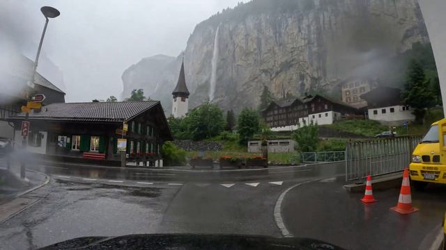 Швейцарские Альпы, дождь и водопады