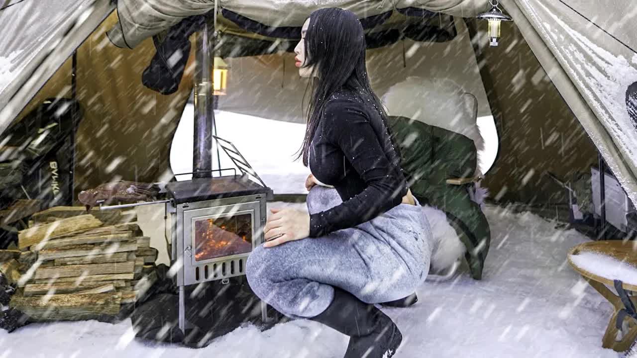 Уютный сольный кемпинг в палатке во время сильного снегопада