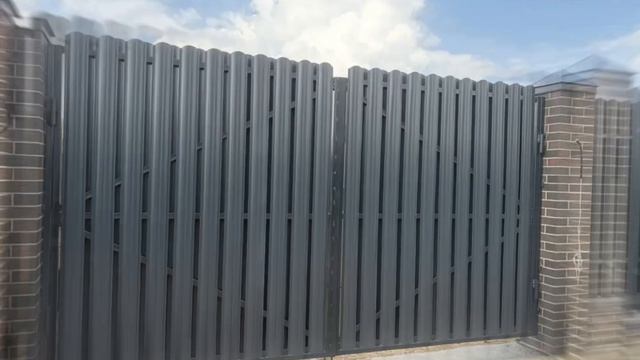 завершён монтаж забора и ворот из евроштакетника в едином архитектурном стиле с домом