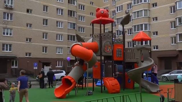 В ЖК «Новоснегирёвский» на Сиреневом бульваре, у д. № 3 и 4, открыли новую детскую площадку