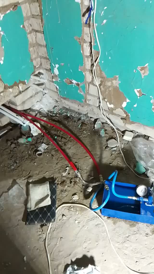 Испытываю трубы для тёплого пола .