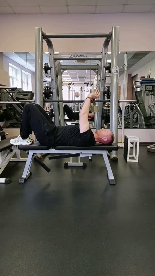Упражнение пулловер с гантелей