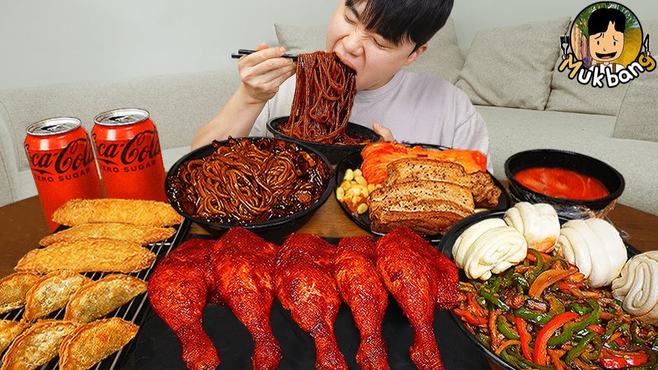 МУКБАНГ — Куриные голени барбекю и лапша с чёрной фасолью — дымный ужин