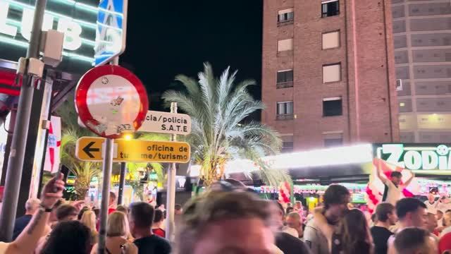 Бенидорм — Ночью британская улица переполнена! Это место никогда не спит!
