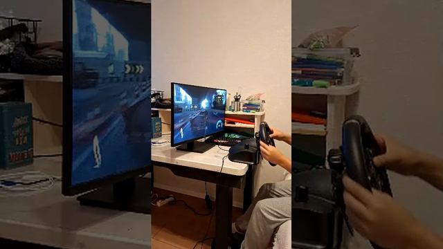 играю в гоночки на руле