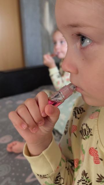 Близняшки красят губки