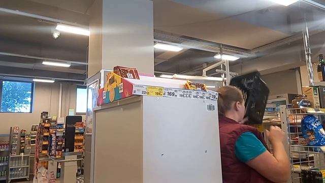 опять магнит и опять просрочка. и ни капли сожаления от продавцов