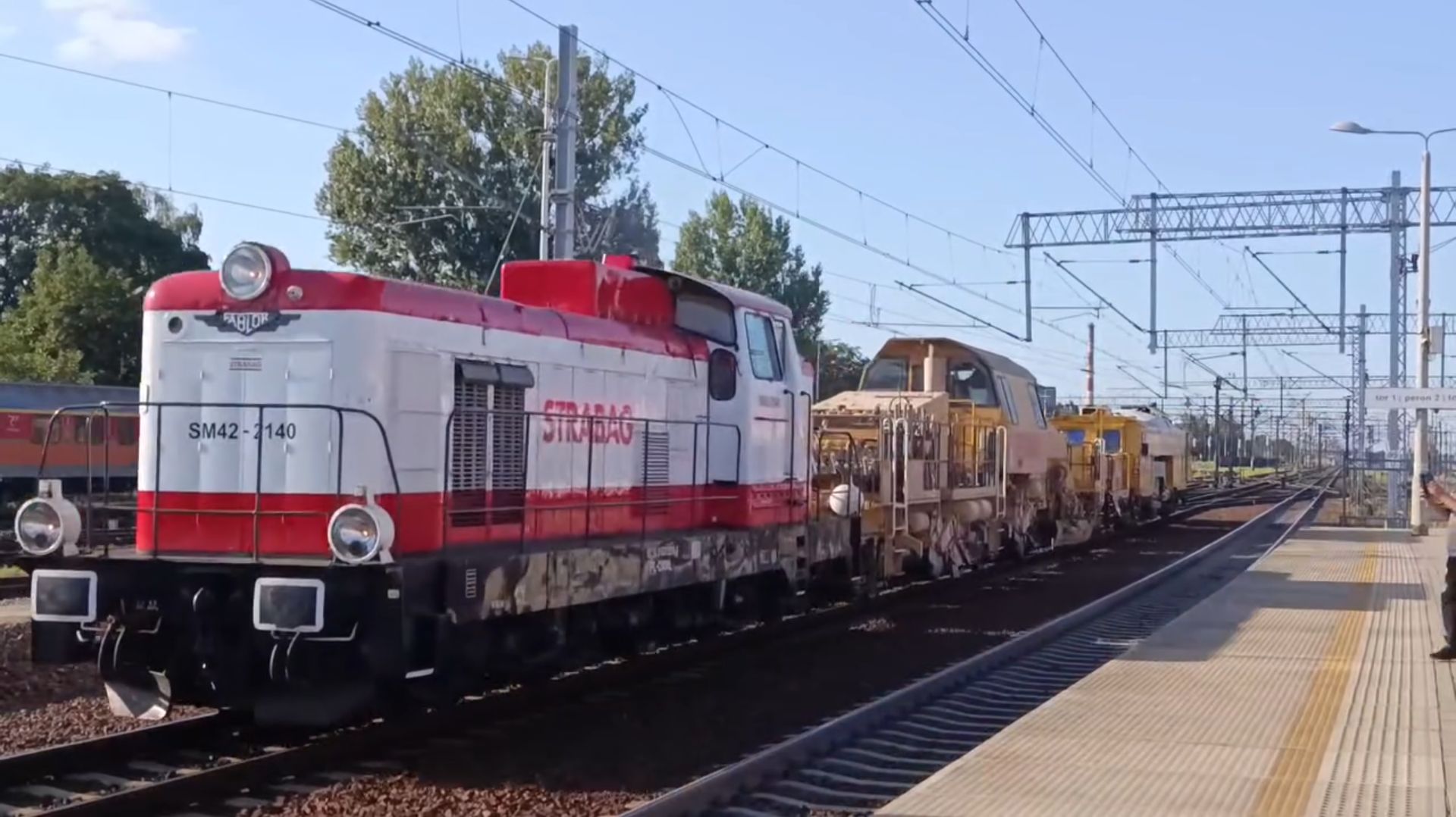 Тепловоз SM42-2140 перегоняет путевую технику