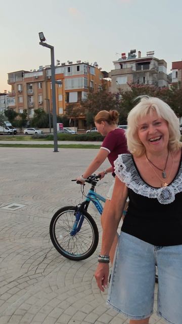 Бабушка на велосипеде в Анталии