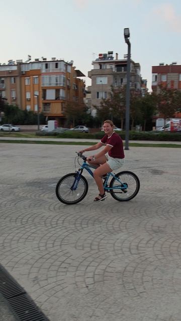 Дочка катается на велосипеде в Анталии