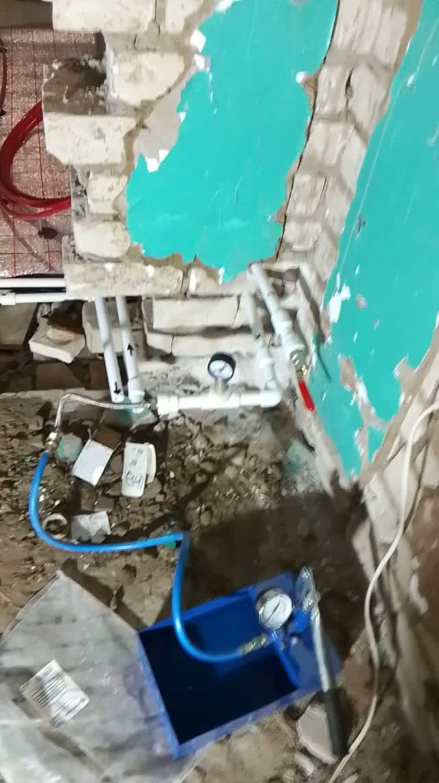 Испытал трубы для холодной и горячей воды .