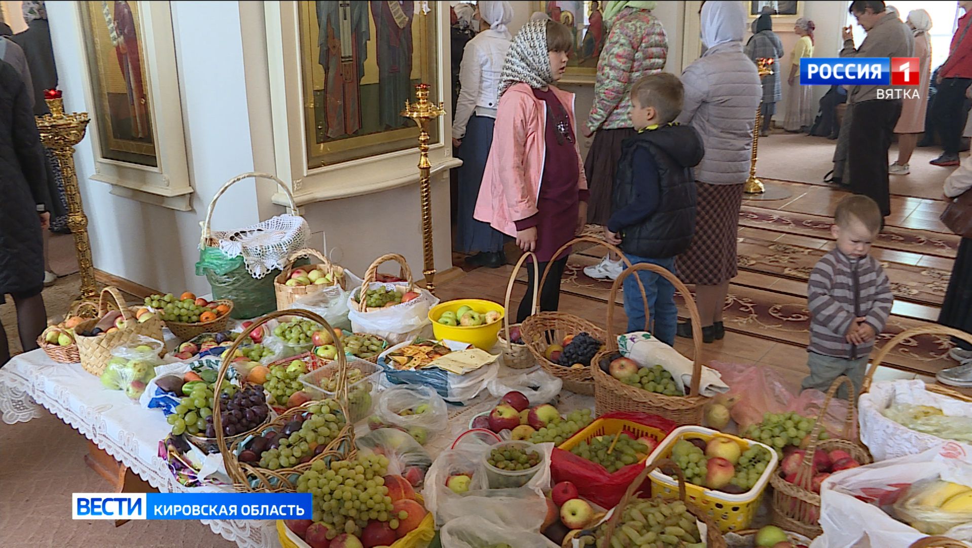 Православные верующие отмечают день Преображения Господня и Яблочный Спас