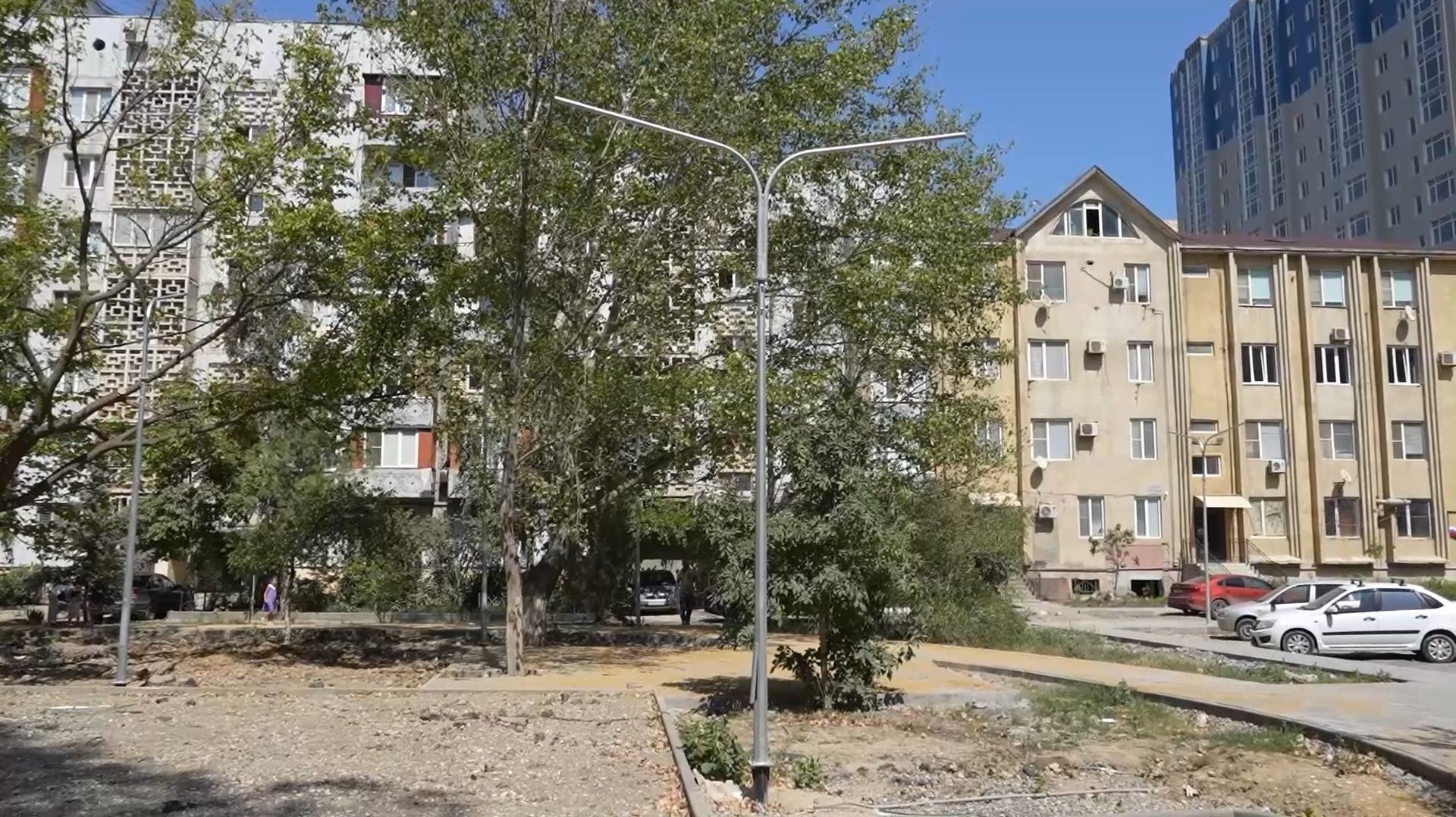 В Махачкале идут ремонтные работы на дворовых территориях по улицам Каримова и Петра Первого