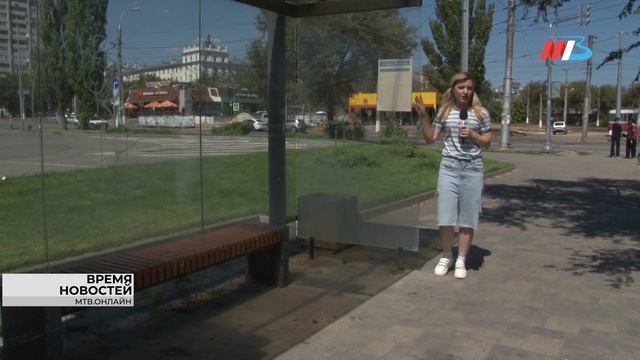 На севере Волгограда устанавливают остекление на новых остановочных павильонах