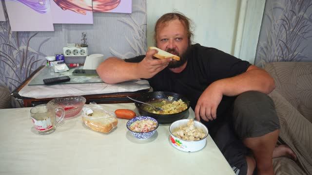 Починил мусорный бак добрым людям Вкусно ужинаю мясом Морковка для мамы ПОДВАЛ ИЛЬИЧА