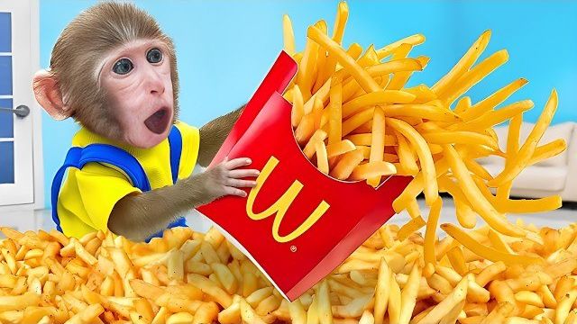 Обезьянка получает огромную коробку картошки фри!  Детские стишки и песенки