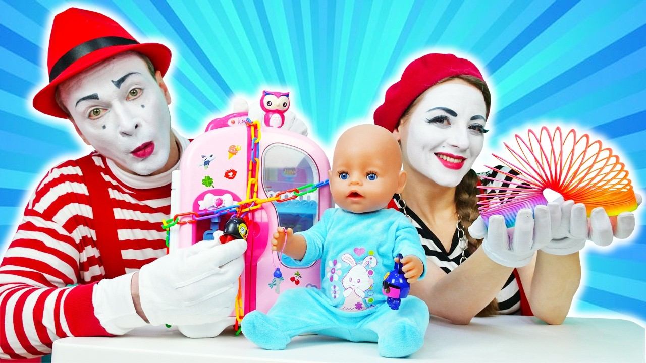 Пупс Baby Born и игрушечные замочки | Весёлая игра с куклами