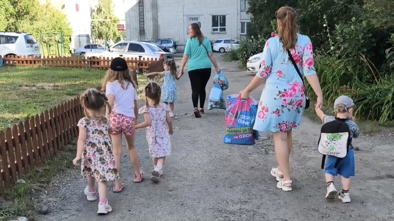 Близнецы пошли в гости