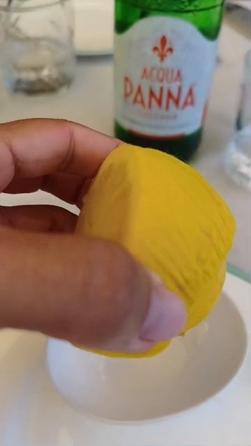 прикольная подача лимона в ресторане La Gritta в Портофино.