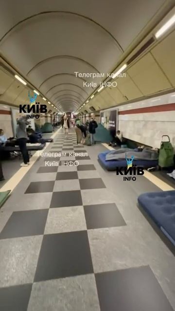 Киевское метро люди собираются на ночлег, потому-что в украинских пабликах за ранее сообщили что воз