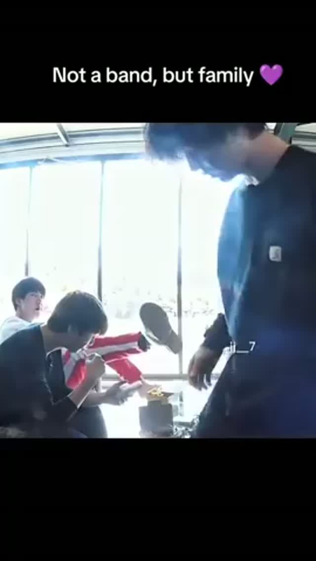 В семье BTS это естественно    Небольшие жесты, имеющие глубокий смысл...