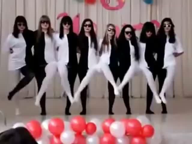 Танец с колготками