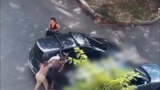 🔴Украинцы в городе Виннице метлой и лопатой отбили мужчину от ТЦК😂🔴