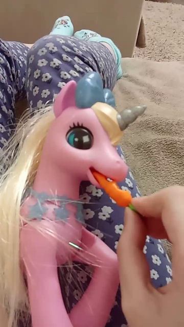 Оливия ест морковь 🦄🥕