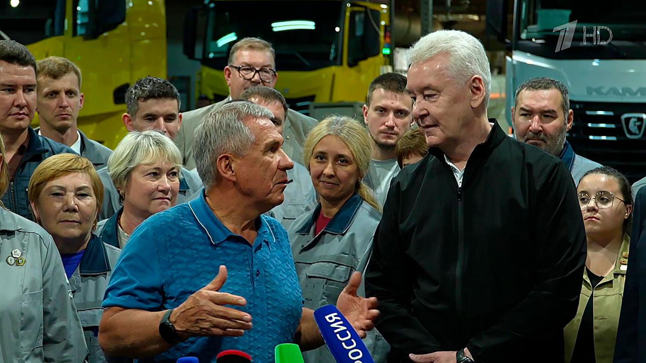 Мэр Москвы посетил автозавод КАМАЗ, где производят электробусы и дорожную технику