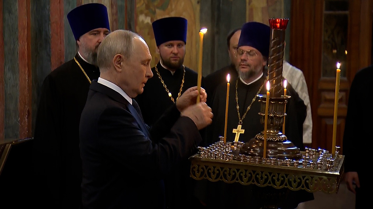 Путин осмотрел захоронение Дмитрия Донского в Архангельском соборе Кремля